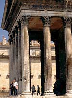 La Maison Carrée, templo construido en el año 5 y uno de los monumentos romanos mejor conservados de Nimes.
