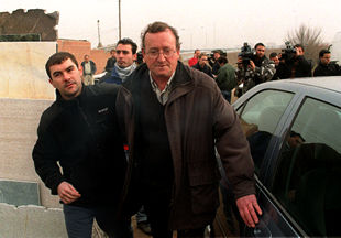 Moisés Bascones, padre de uno de los jóvenes fallecidos ayer en Leganés, en el lugar del siniestro.