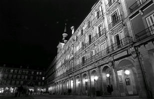 Fachada iluminada de la Casa de la Panadería, en la plaza Mayor.