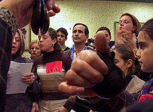 Integrantes de Peymeco cantan un villancico.