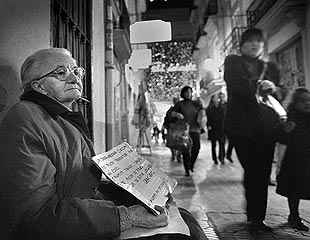 Rosa, sentada en su sitio habitual de la calle de Don Juan de Austria.