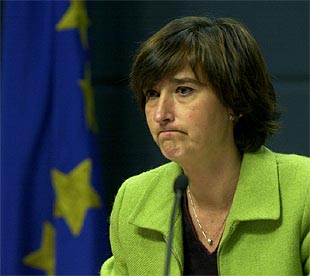 La  vicelehendakari,  Idoia Zenarruzabeitia, durante su comparecencia en la sede del Gobierno de Vitoria para anunciar la nueva propuesta.