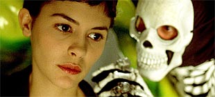 Audrey Tautou, en un fotograma de la película    Amélie,  dirigida por Jean-Pierre Jeunet.