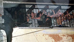 Algunas de las personas que quedaron atrapadas por el incendio y que lograron ser puestas a salvo, mientras pedían socorro.