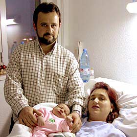 Pedro Antonio González y Carmen Alba muestran a su hija Nerea, la primera andaluza nacida en 2002.
