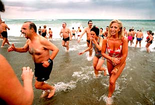 Primer tiritón del año en aguas de la Barceloneta
