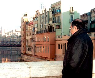 Joaquim Nadal, el 28 de diciembre de 2001, en el  Pont de pedra  sobre el Onyar.