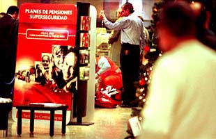 FALLECE MIENTRAS ESPERABA PARA CONSEGUIR EUROS.