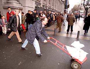 Colas frente a la sede del Banco de España, en Madrid, ayer para cambiar pesetas por euros.