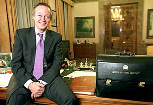 El ministro de Asuntos Exteriores, Josep Piqué, en su despacho.