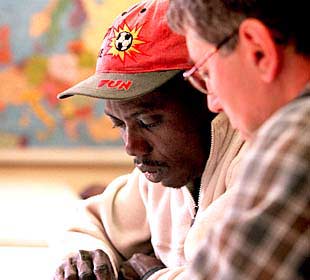 Un inmigrante recibe clase en la escuela de adultos de Salt.