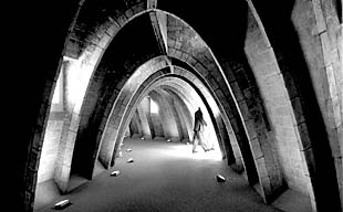 Aspecto de la buhardilla de La Pedrera poco después de su restauración en 1996 para reconvertirla en el Espai Gaudí.rnAntoni Gaudí, en 1910.