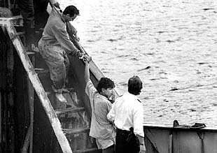 Polizones en un barco atracado en el puerto de Valencia, en una imagen de archivo.