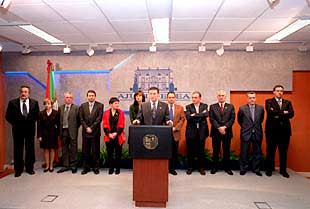 El  lehendakari,  Juan José Ibarretxe, y sus 11 consejeros durante la declaración institucional.
