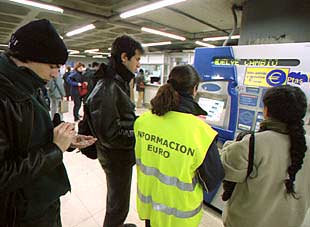 Una   euroinformadora  ayuda a los usuarios en la estación de metro de Sol.