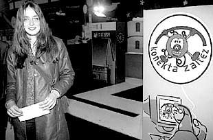 Como esta joven es la usuaria 100.000 del programa Konekta zaitez, su PC para navegar por la Red le ha salido gratis.