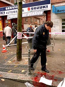 Un barrendero, herido de bala por mirar a un conductor