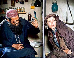 Hasan Tantai, en su papel de médico del filme  Kandahar .