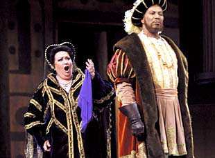 Montserrat Caballé y Simon Estes durante la representación de la ópera i>Enrique VIII  en el Liceo de Barcelona.