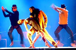 Antonio Canales (en el centro), en un momento de su actuación en Actual 2002.