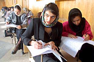 JÓVENES AFGANAS REALIZAN LAS PRUEBAS DE ACCESO A LA UNIVERSIDAD.