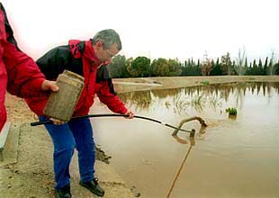 Técnicos de Salud Pública toman muestras de agua de la planta potabilizadora de L'Ampolla.