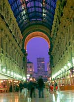 Compradores en la galería comercial Vittorio Emanuele II, en la ciudad italiana de Milán.