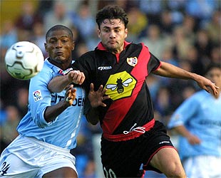 Catanha y Corino pugnan por un balón.