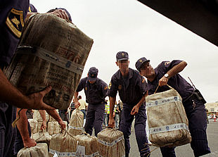 Agentes de la policía descargan la droga aprehendida en la Operación Temple.