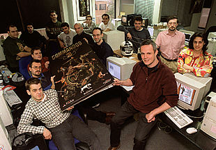 Gonzalo  Gonzo  Suárez (delante, a la derecha), con parte del equipo creador de  Commandos 2  en Pyro Studios, en Madrid, el pasado jueves.