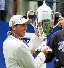 Sergio García con el trofeo de ganador del Mercedes Open en Kapalua (Hawai).