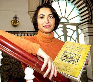 Francisca Lieva muestra su libro sobre vocabulario de la alimentación.