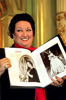 Montserrat Caballé, con el libro de su trayectoria en el Liceo.