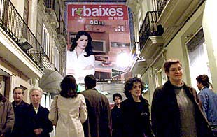 Gente de rebajas ayer tarde por una calle del centro de Valencia.