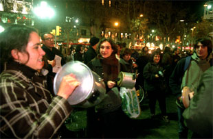 Cacerolada en Barcelona en protesta por la crisis de Argentina