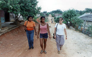 Una voluntaria de PBI, a la derecha, acompaña a dos mujeres amenazadas por los paramilitares.