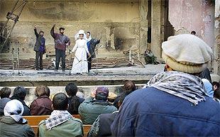 Actores afganos representan en un teatro de Kabul la destrucción que ocasionaron los talibanes. La joven vestida de novia representa la vuelta de la paz.