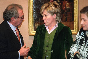 Eduardo Serra y Pilar del Castillo, ministra de Educuación y Cultura antes de la reunión del patronato.
