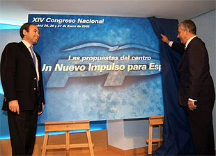 Pio García Escudero (a la izquierda) y Javier Arenas presentan el cartel del Congreso del PP, ayer.