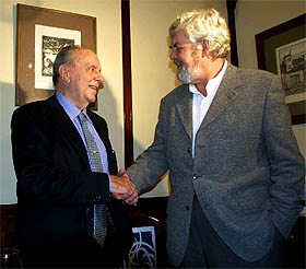El presidente de la Xunta, Manuel Fraga, y el líder del BNG, Xosé Manuel Beiras, se saludan ayer en Santiago.