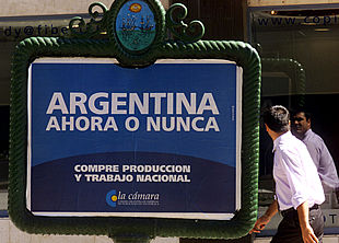 Un hombre pasa delante de un enorme cartel situado en una céntrica calle de Buenos Aires.