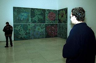 Dos visitantes de la exposición del Palacio Episcopal de Málaga, junto a una obra.