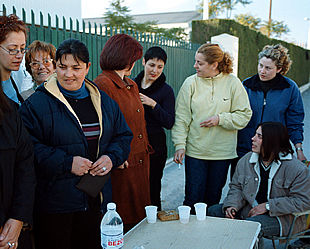Trabajadoras de Manufacturas Textiles del Mediterráneo, ayer, ante la fábrica.