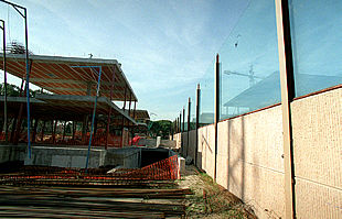 Las nuevas construcciones de pisos junto a las vallas del palacio de la Zarzuela.