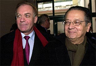 Bernard Bonnet, a la izquierda, junto a su abogado, Jacques Verges, salen del tribunal de Ajaccio.