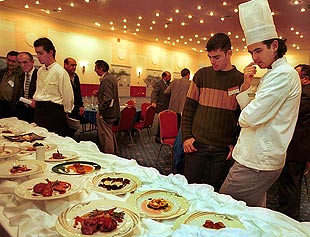 Platos expuestos por los cocineron participantes en el concurso de chefs.