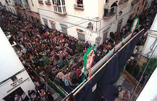 El 'carnaval del euro' arranca con la ostionada y erizada en Cádiz