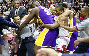 Shaquille O'Neal asoma los puños