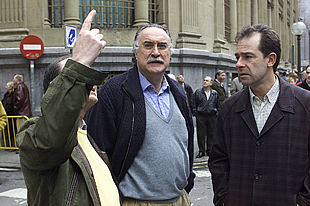 El alcalde de Bilbao, Iñaki Azkuna (centro), observa los destrozos del atentado perpetrado el sábado.