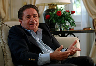 El presidente Eduardo Duhalde, en su residencia oficial en las afueras de Buenos Aires.